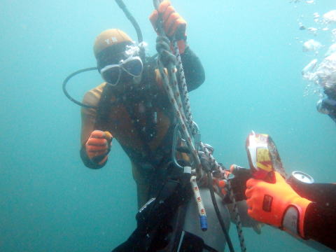 潜水訓練中の潜水士